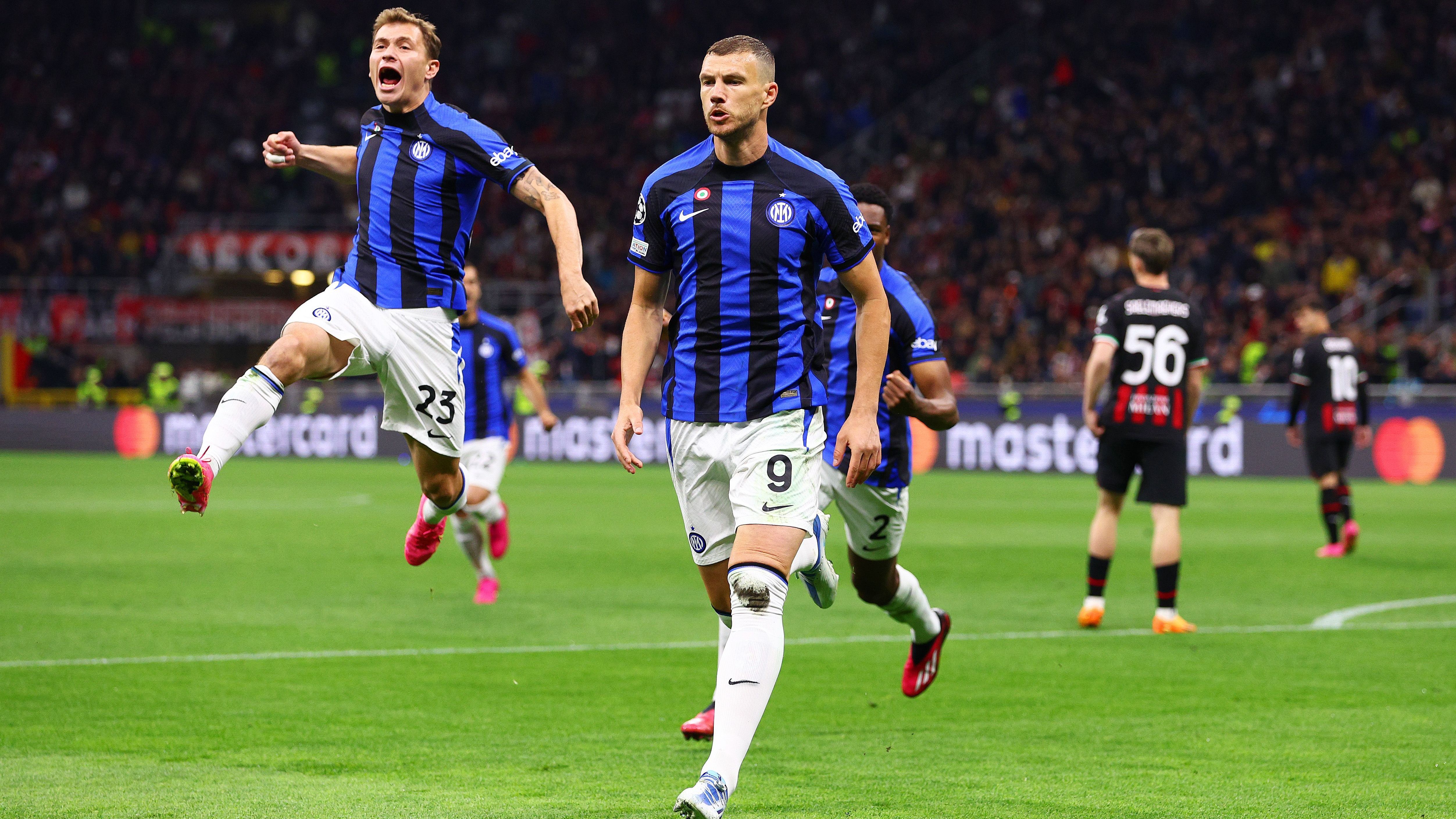 Dzeko (9) comemora o primeiro gol da Inter contra o Milan