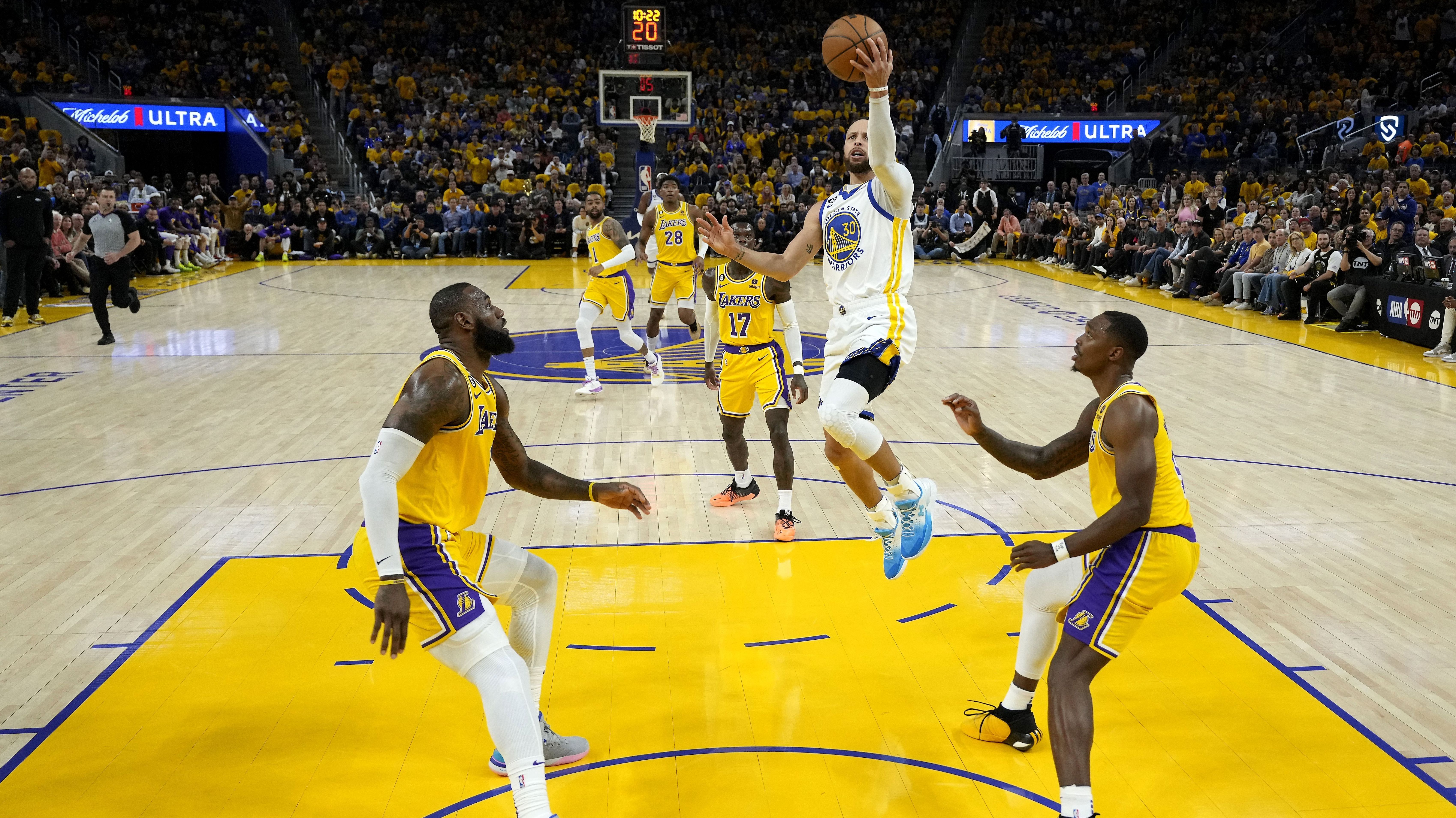Stephen Curry converte cesta diante dos olhos de Lebron James