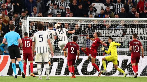 Gatti cabeceia para o gol no último minuto em Turim