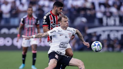 Autores dos gols do jogo pelo Brasileiro, Michel Araújo e Róger Guedes disputam bola