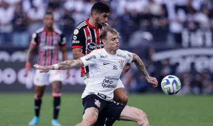 Autores dos gols do jogo pelo Brasileiro, Michel Araújo e Róger Guedes disputam bola