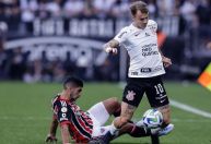 Meia do São Paulo dispara contra juiz e diz que Corinthians tem 12 jogadores
