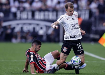 Michel Araújo e Róger Guedes em lance do Majestoso