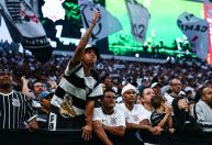 Gritos homofóbicos da torcida do Corinthians interromperam clássico; clube pode ser punido