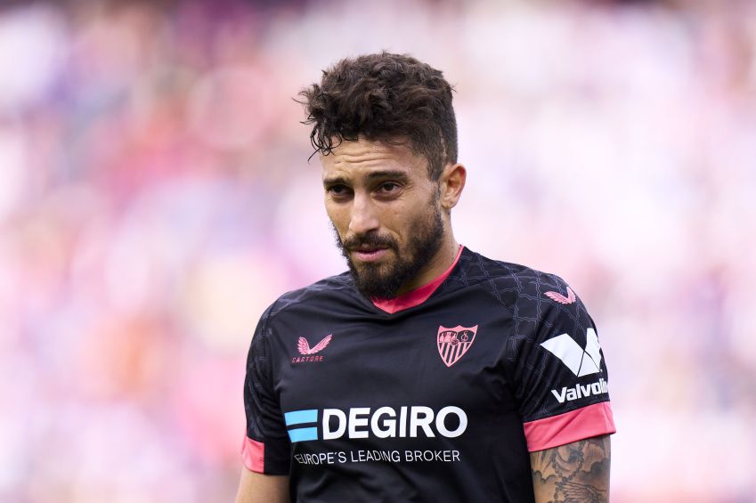 Alex Telles durante partida do Sevilla contra o Real Valladolid / Photo by Diego Souto/Quality Sport Images/Getty Images