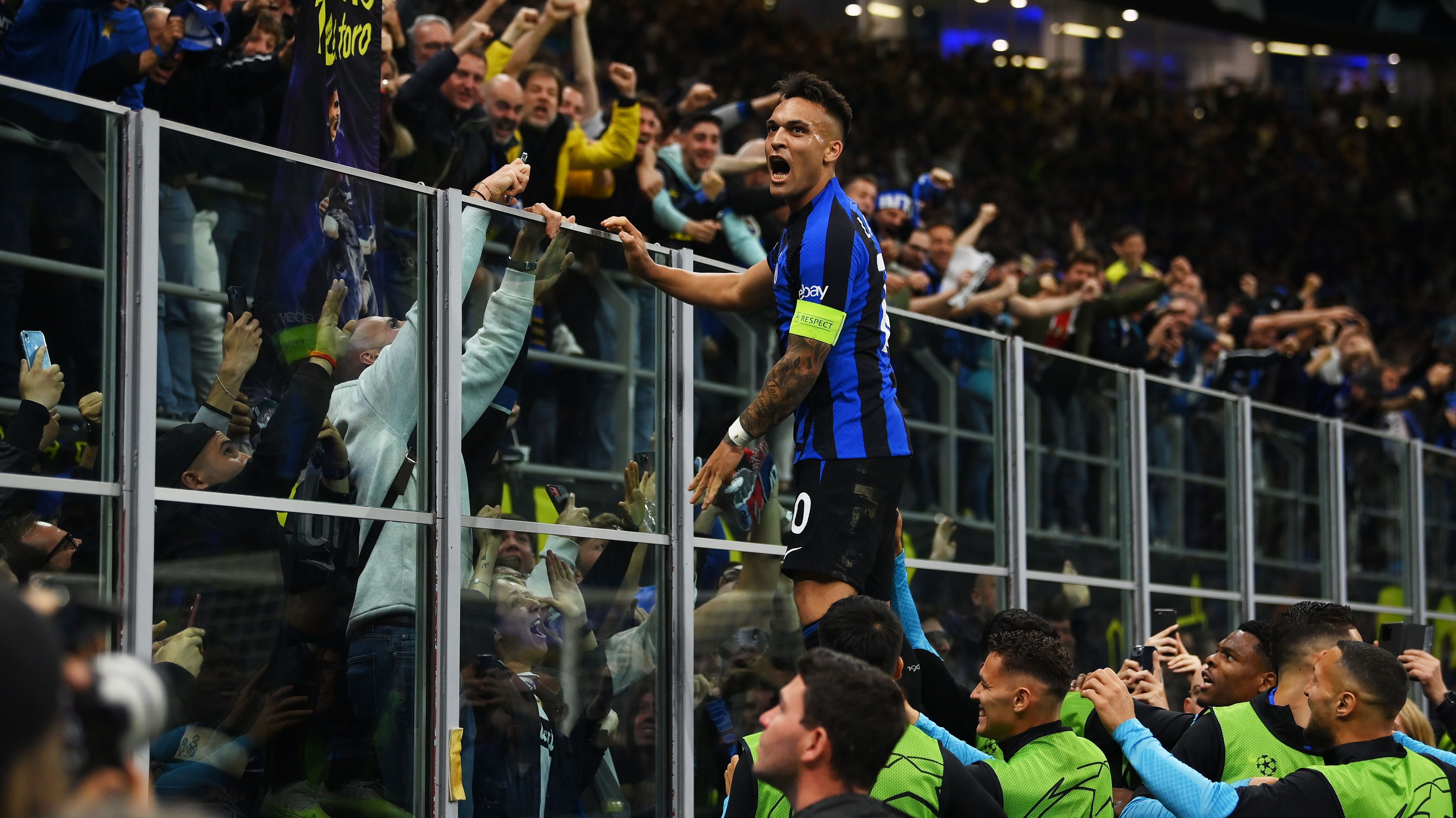 Lautaro Martínez comemora o gol da classificação com a torcida da Inter de Milão
