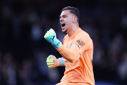 Goleiro brasileiro Ederson durante jogo de volta da semifinal da Liga dos Campeões da temporada 2022/23