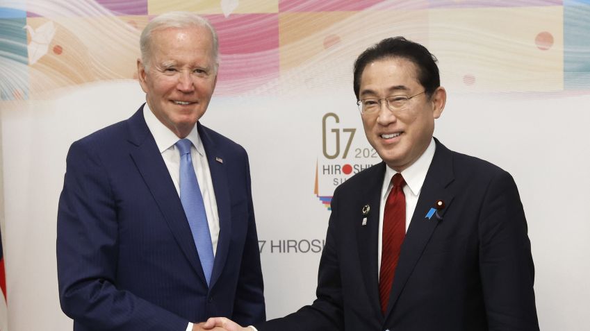 Joe Biden ao lado do primeiro-ministro japonês, Fumio Kishida. / Kiyoshi Ota/Getty Images