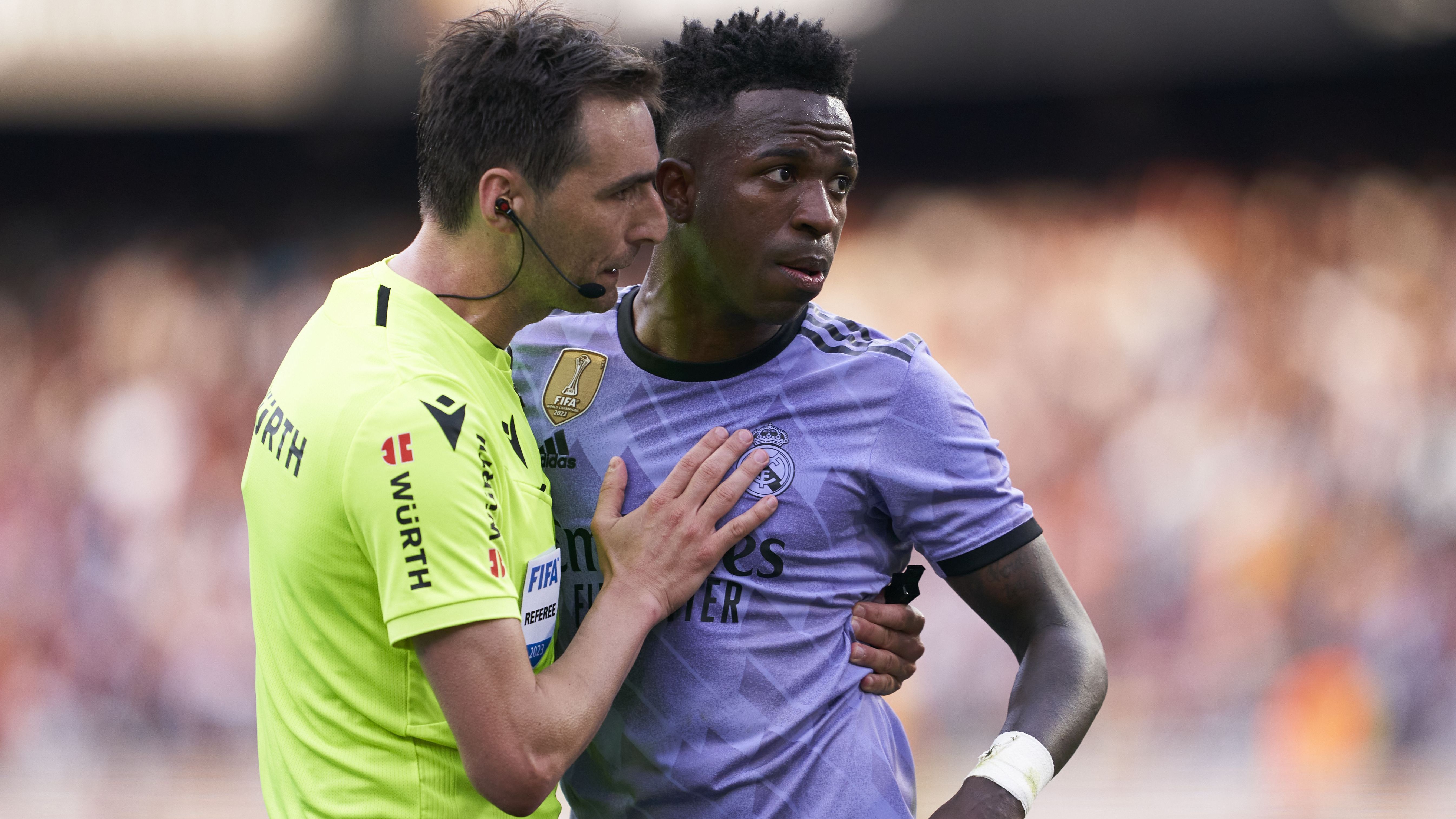 Vinicius Jr. foi expulso após sofrer racismo da torcida do Valencia