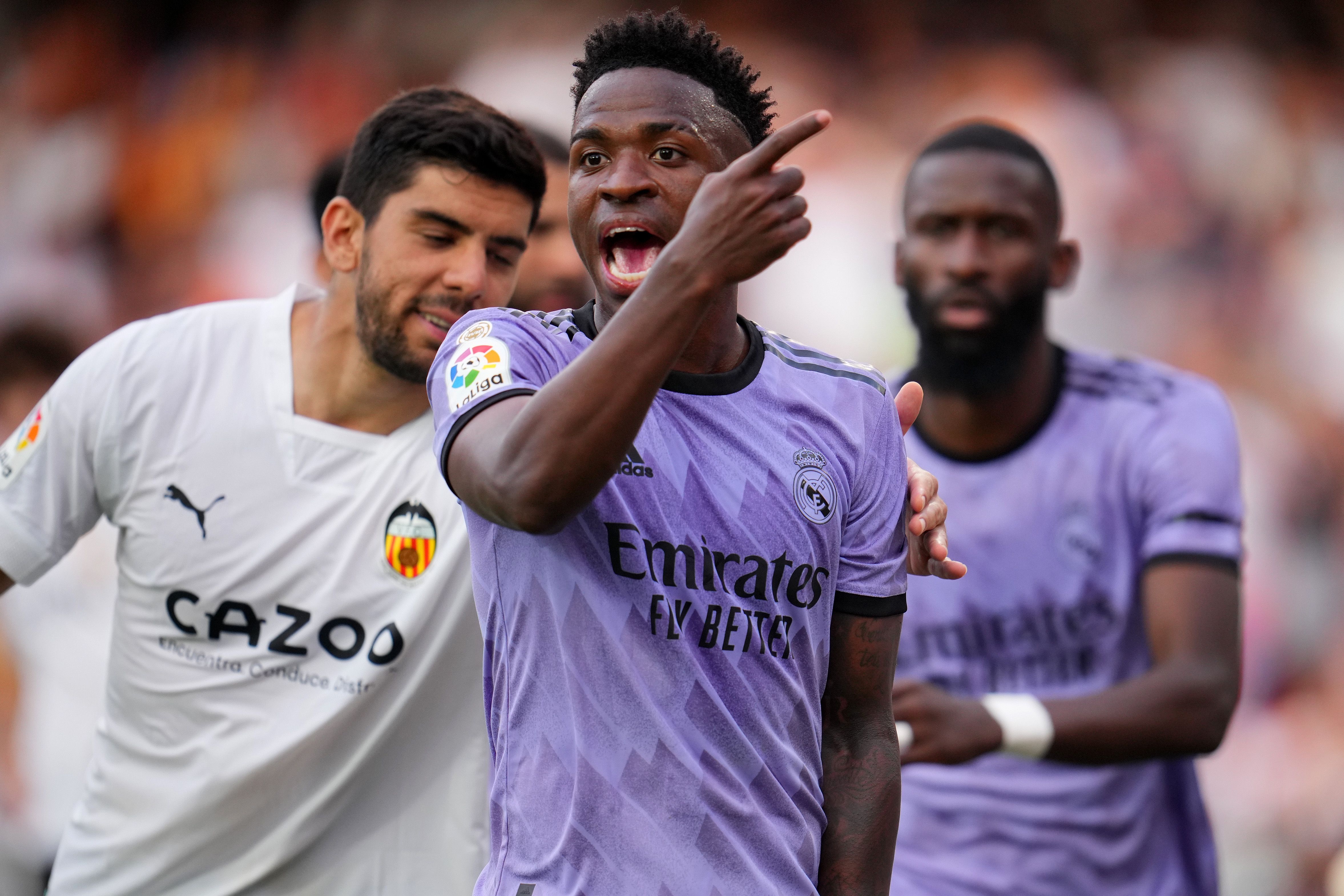 Vinicius Jr. é alvo de ofensas racistas da torcida do Valencia