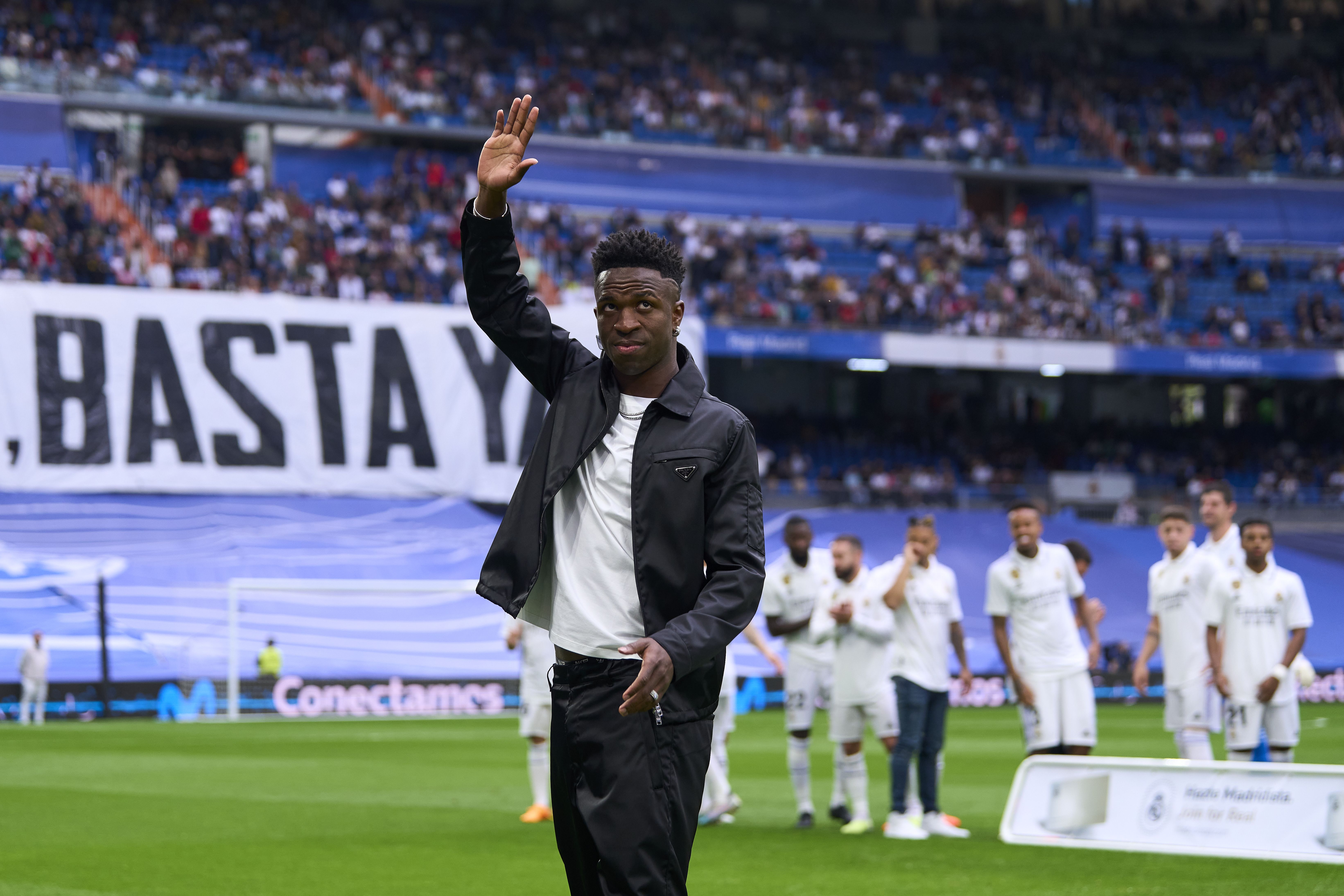 Vinicius Jr não jogou, mas esteve em campo para ser saudado pela torcida do Real Madrid antes do jogo contra o Rayo Vallecano
