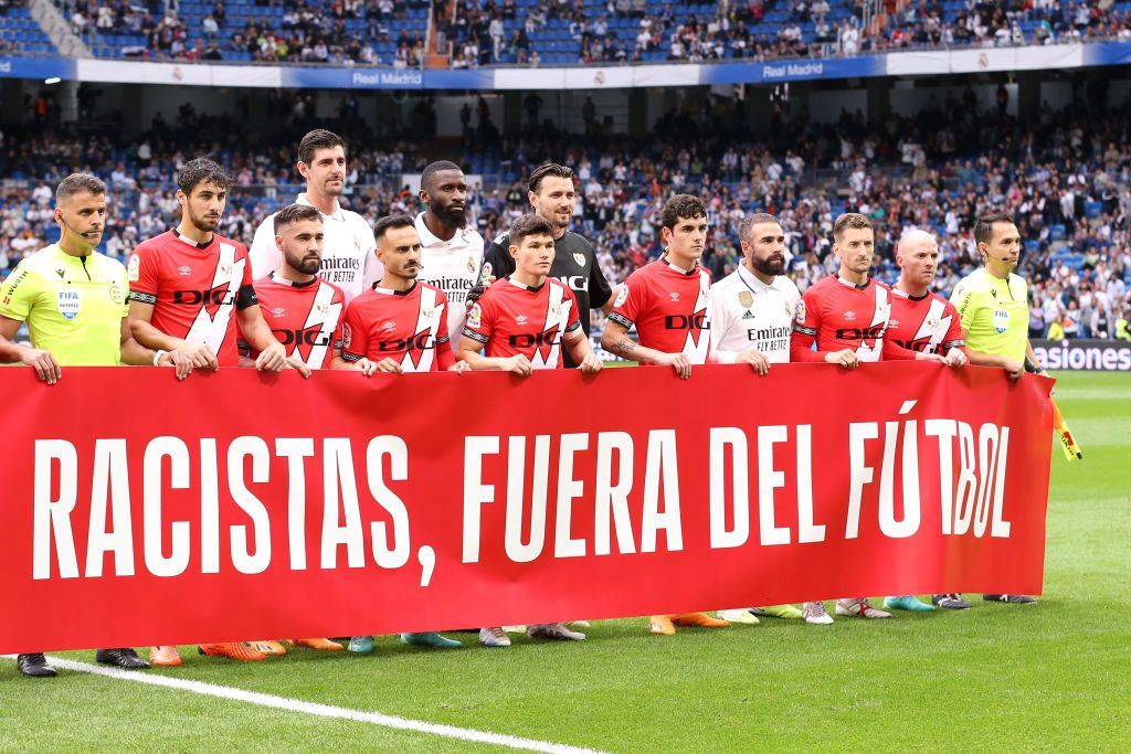 Faixa "Racistas, fora do futebol" / Florencia Tan Jun / Getty Images
