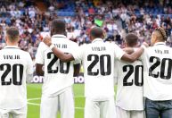 Vini Jr. é homenageado em jogo do Real Madrid, e faixa pede “racistas, fora”; veja fotos