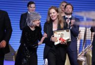 Jane Fonda joga prêmio em diretora vencedora no Festival de Cannes; veja o vídeo