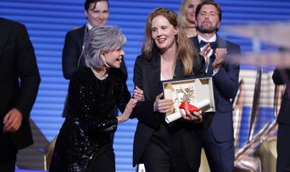 Jane Fonda joga prêmio em diretora vencedora no Festival de Cannes; veja o vídeo