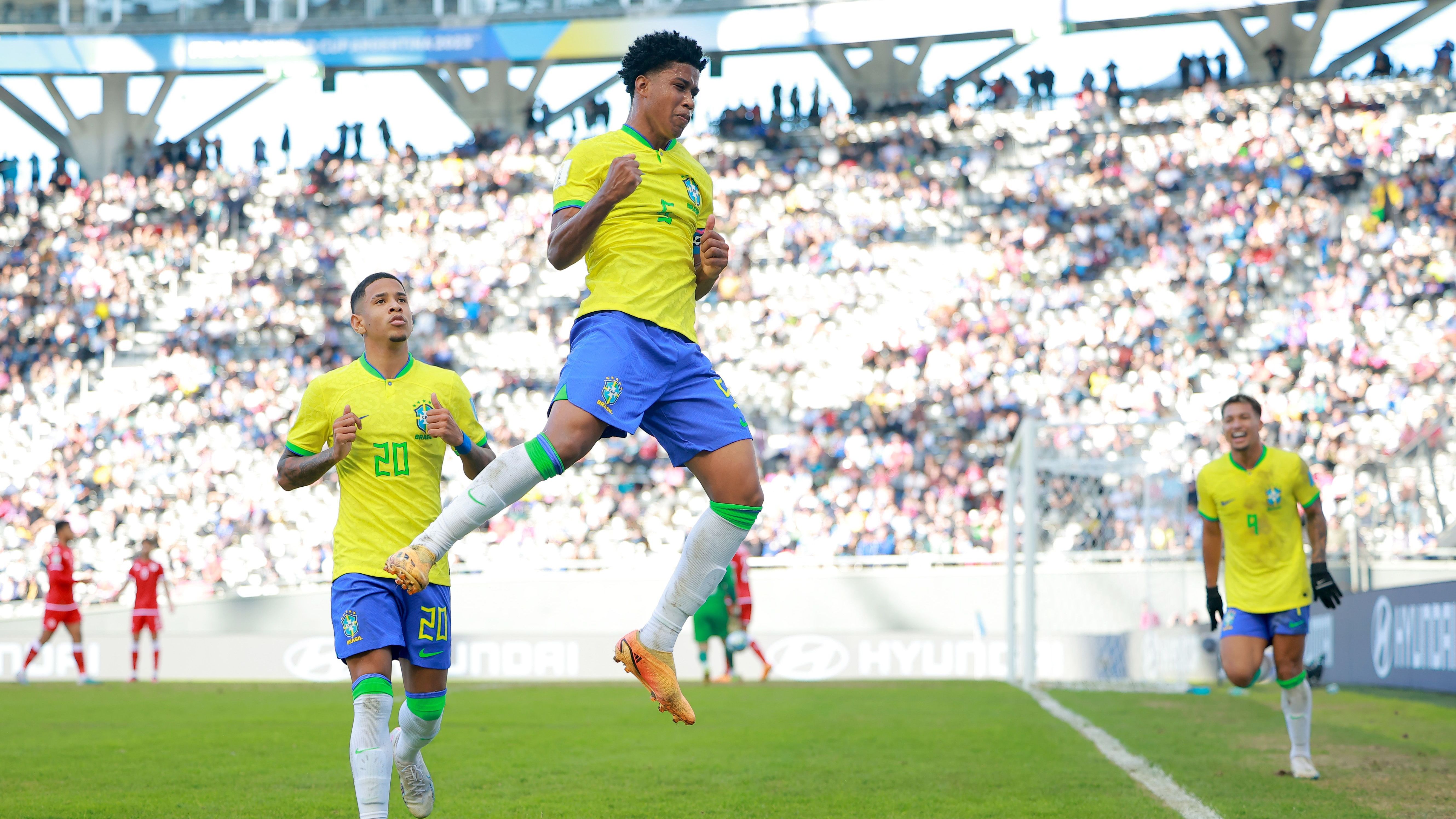 Andrey, do Vasco, marcou dois gols sobre a Tunísia