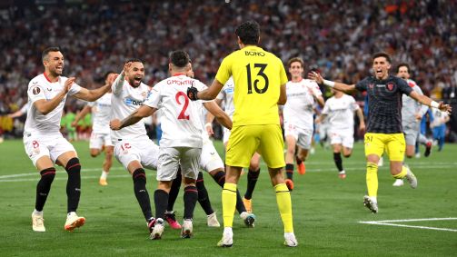 Heróis nos pênaltis, goleiro Bono e lateral Montiel são saudados pelos jogadores do Sevilla