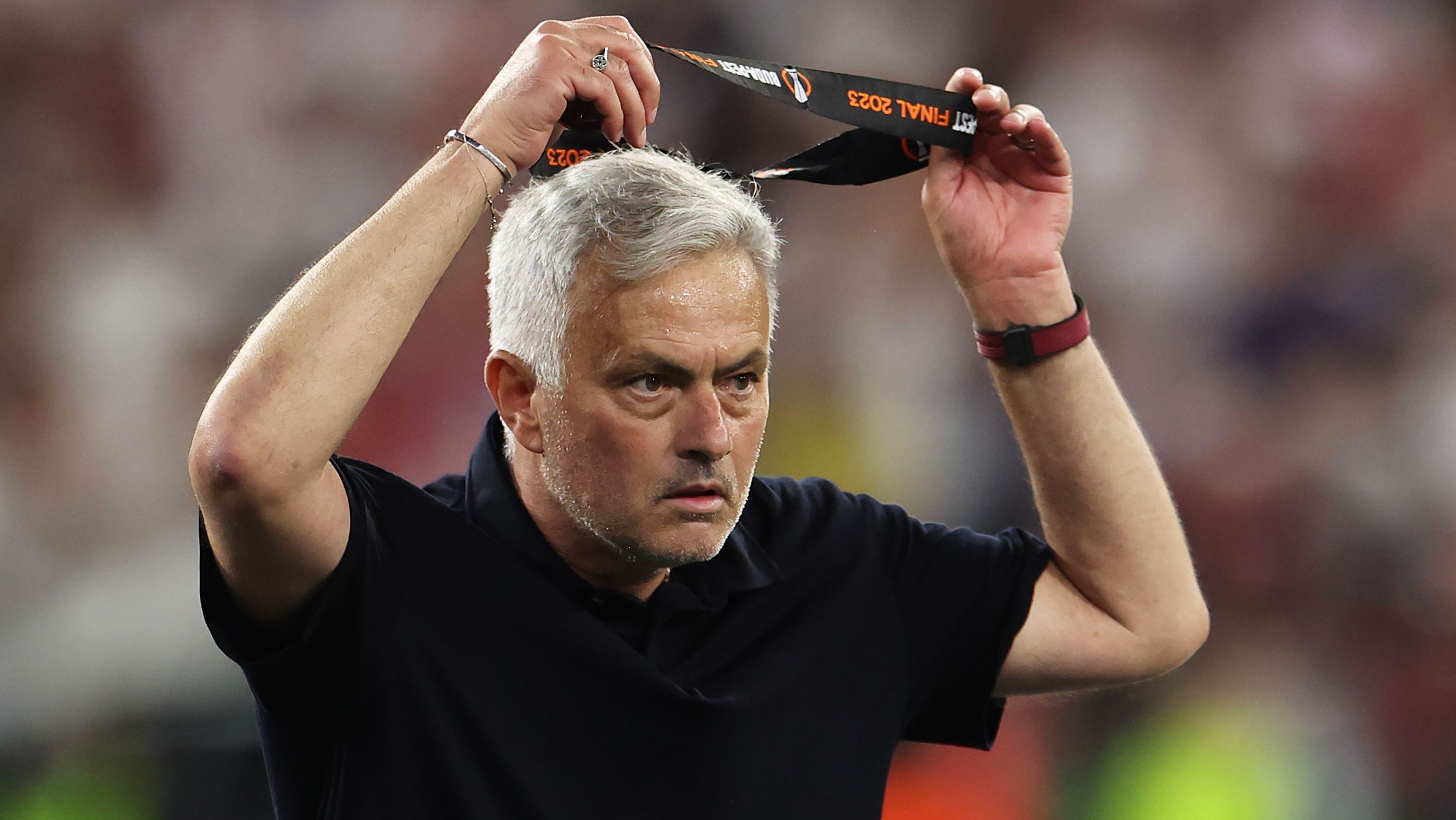 Momento em que Mourinho tira a medalha do pescoço