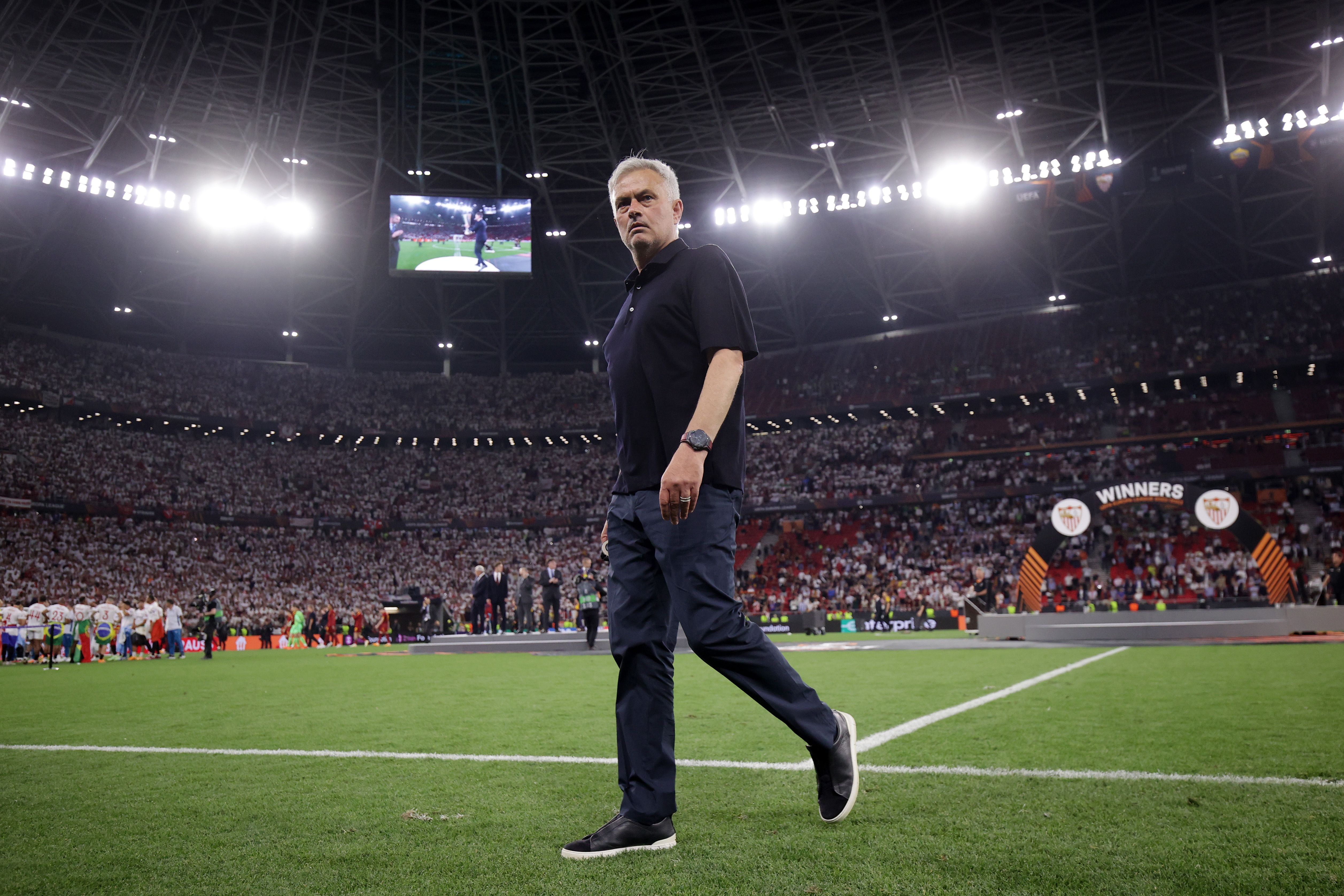 José Mourinho olha para a arquibancada enquanto segura a medalha