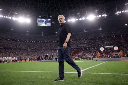 José Mourinho olha para a arquibancada enquanto segura a medalha