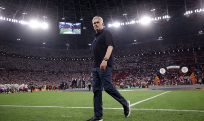José Mourinho olha para a arquibancada enquanto segura a medalha