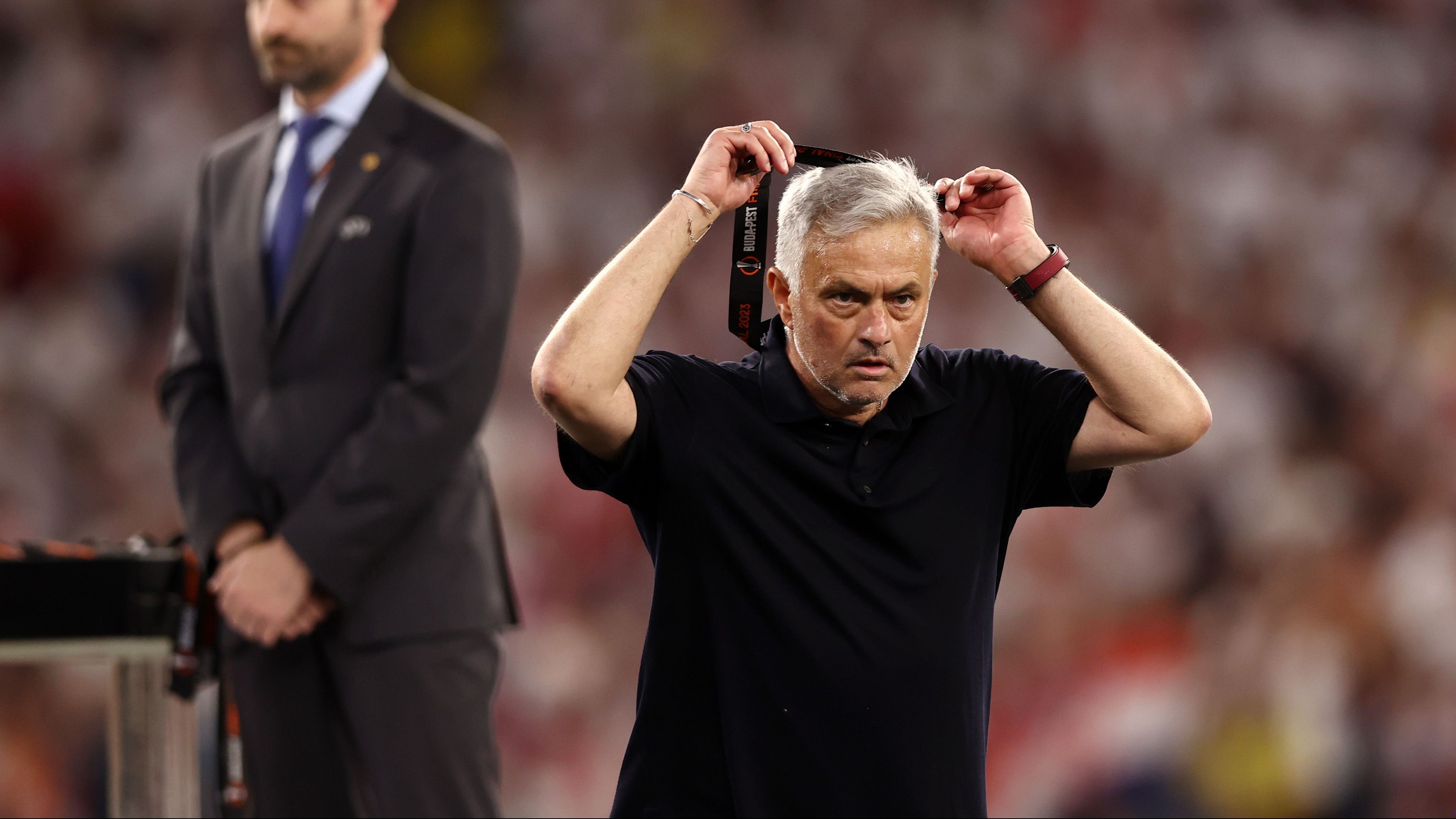 Mourinho tira a medalha do pescoço
