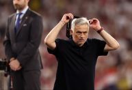 Derrotado na final, José Mourinho arremessa medalha da Liga Europa na torcida; veja imagens