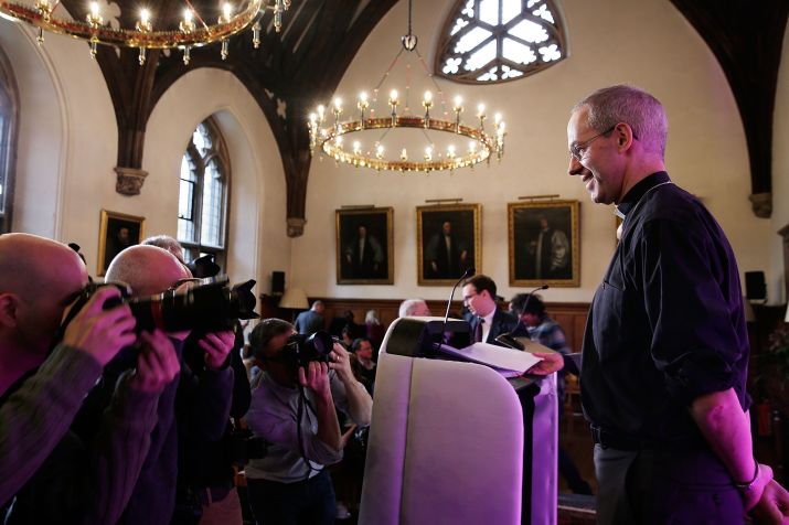 Reverendo Justin Welby posa para fotos após coletiva de imprensa confirmando sua nomeação para o cargo de arcebispo da Cantuária, em novembro de 2012. / Matthew Lloyd/Getty Images
