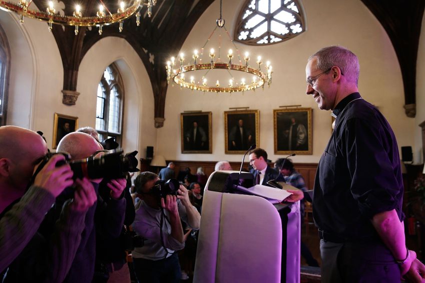 Reverendo Justin Welby posa para fotos após coletiva de imprensa confirmando sua nomeação para o cargo de arcebispo da Cantuária, em novembro de 2012. / Matthew Lloyd/Getty Images