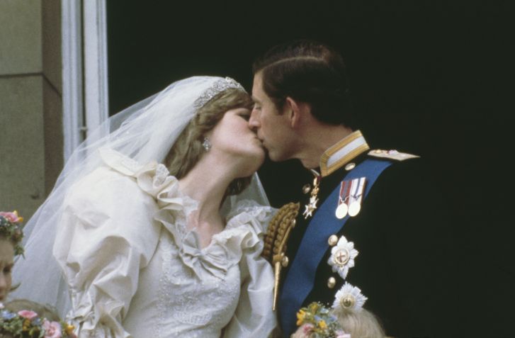 Príncipe Charles, Príncipe de Gales, beijando sua esposa, Princesa Diana (1961 - 1997), na varanda do Palácio de Buckingham em Londres após seu casamento, 29 de julho de 1981 • Keystone/Hulton Archive/Getty Images