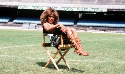 Cantora Tina Turner, a rainha do rock 'n' roll, morre aos 83 anos. Na foto, ela posa para foto no gramado do Maracanã, no Rio de Janeiro, em 1988.
