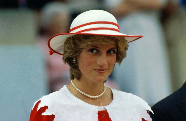 Diana, princesa de Gales, usa um traje com as cores do Canadá durante uma visita de estado a Edmonton, Alberta. / Bettmann/Getty Images
