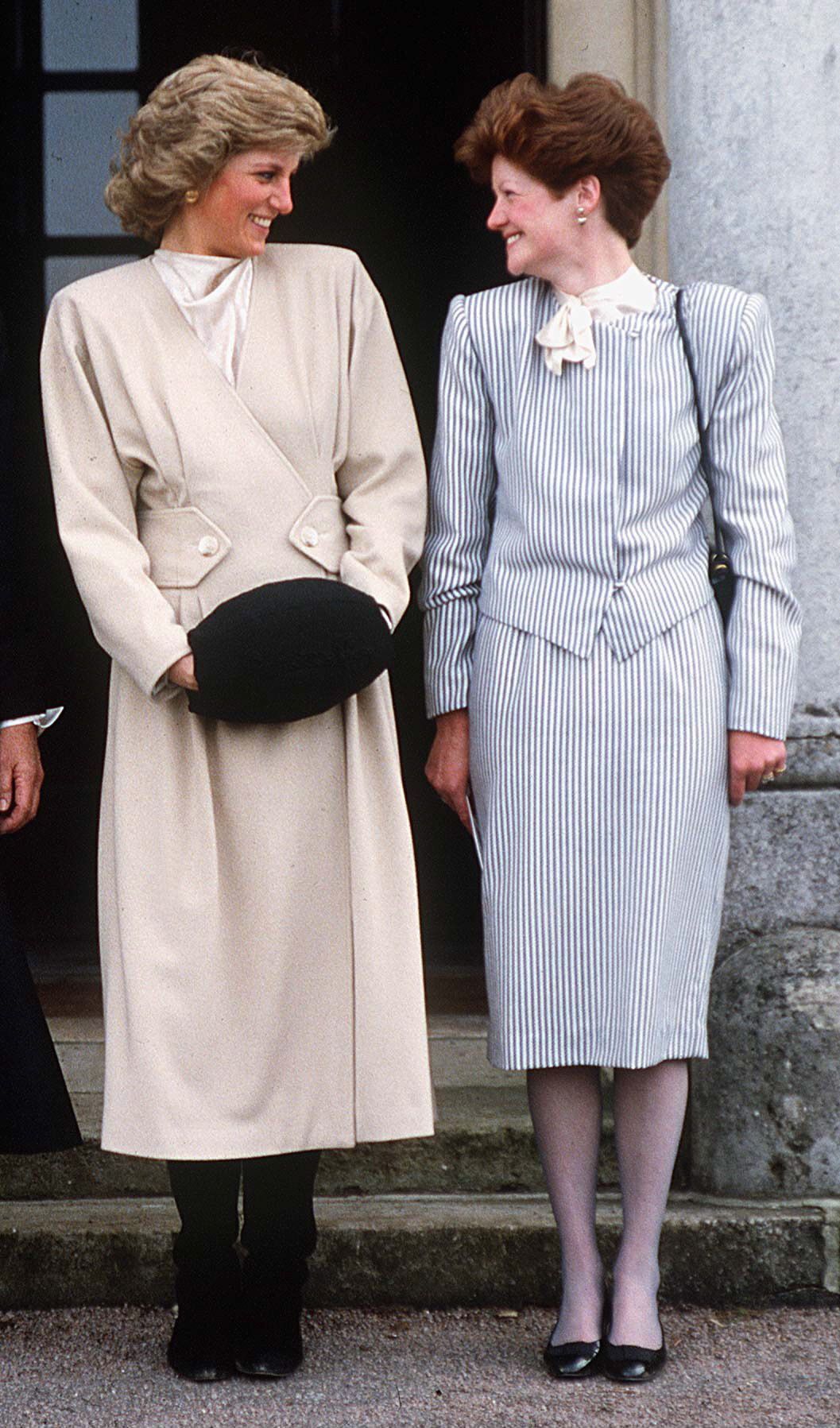 Princesa Diana com sua irmã mais velha Lady Sarah McCorquodale em uma visita à sua velha escola, West Heath, em Kent. Tim Graham Photo Library/Getty Images