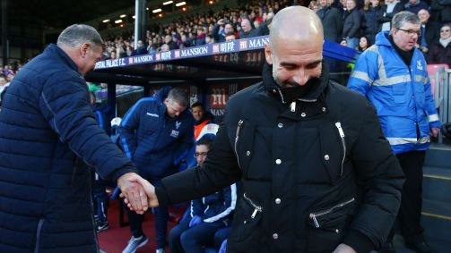 Sam Allardyce e Pep Guardiola se cumprimentam antes de jogo entre Crystal Palace e Manchester City