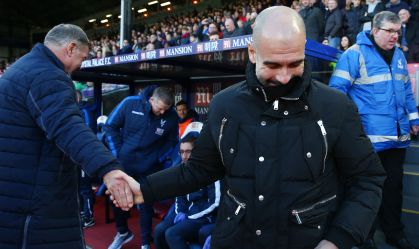 Sam Allardyce e Pep Guardiola se cumprimentam antes de jogo entre Crystal Palace e Manchester City