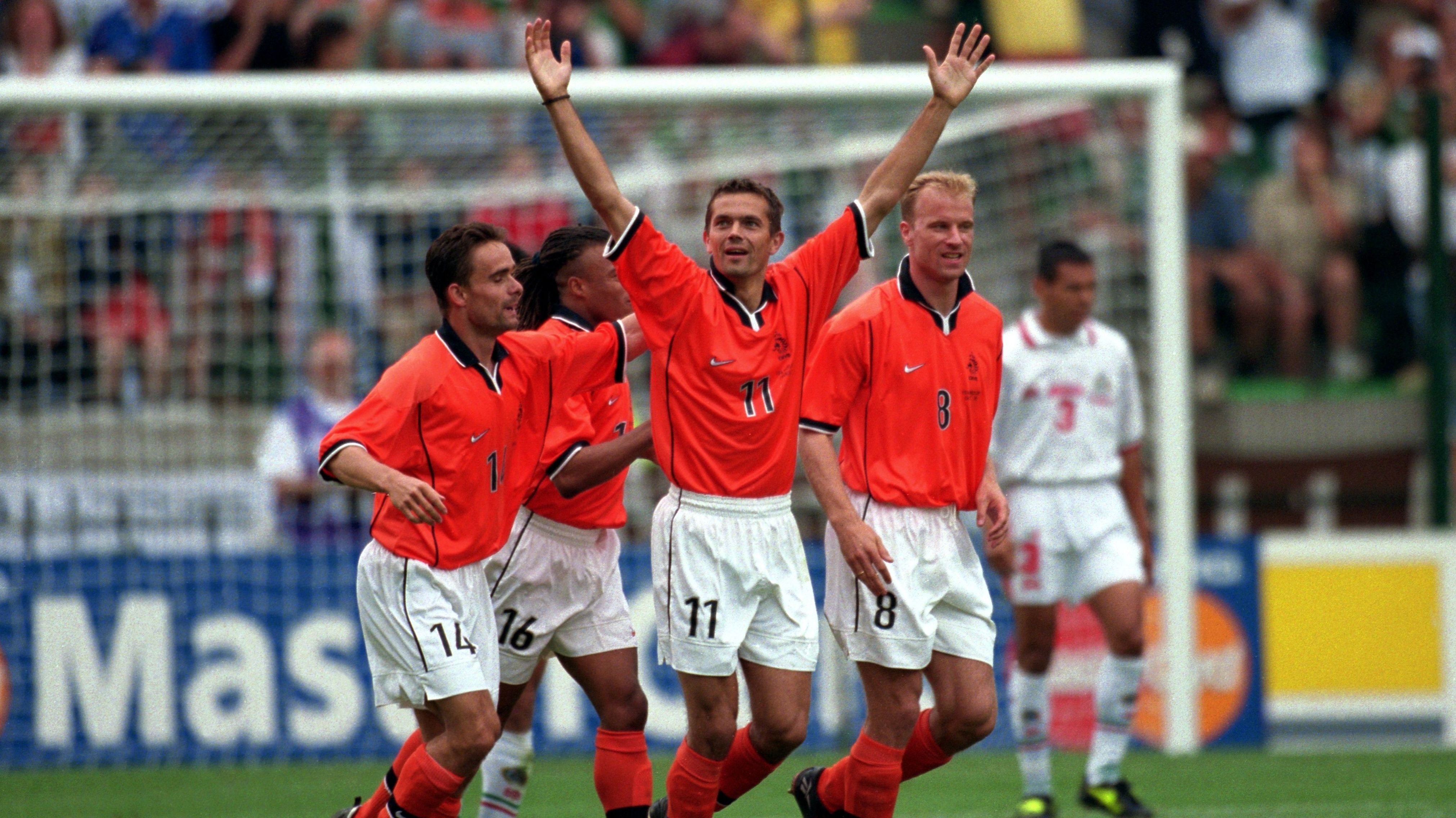 Cocu, Overmars, Bergkamp e Davids comemoram gol da Holanda contra o México na Copa do Mundo de 1998