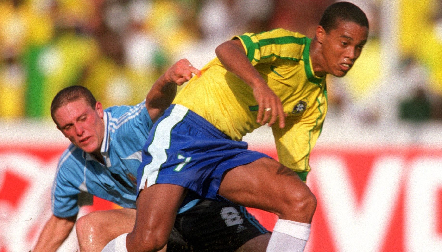 Ronaldinho Gaúcho em duelo contra o Uruguai no Mundial Sub-20 de 1999, na Nigéria