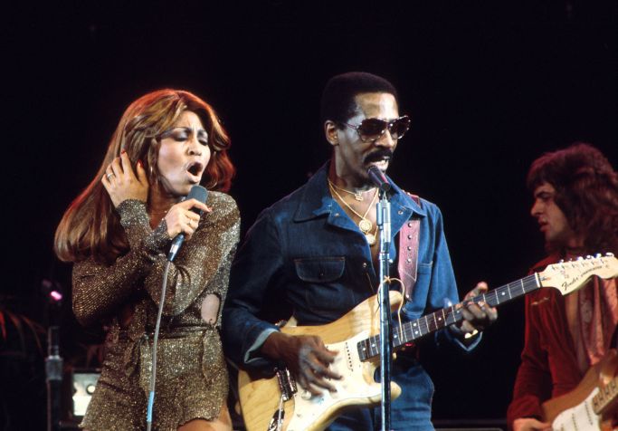 Ike e Tina Turner se apresentando em programa de televisão americana em 1976 / Michael Ochs Archives/Getty Images