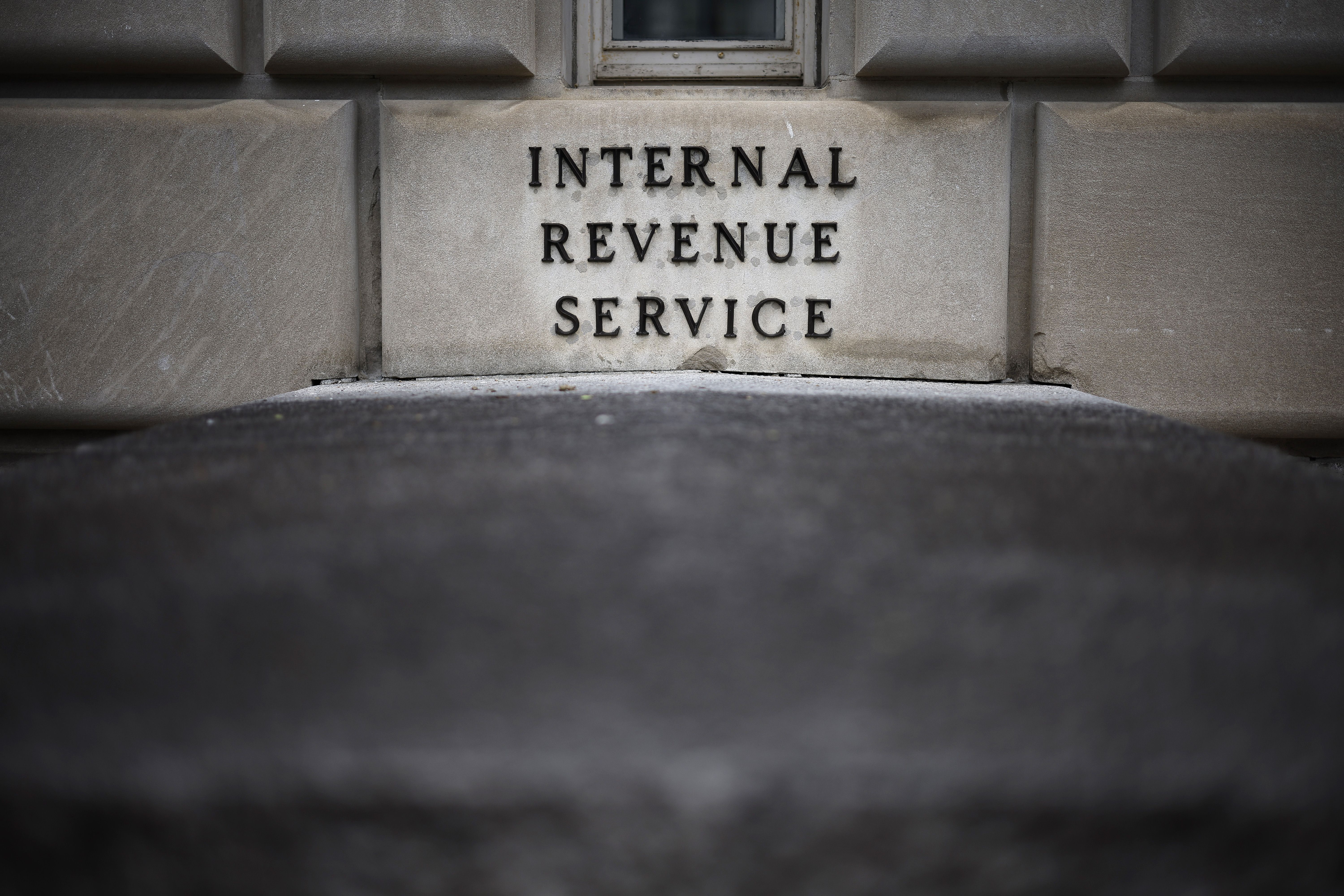 WASHINGTON, DC - 07 DE ABRIL: Uma pequena placa indica a sede do Internal Revenue Service em 07 de abril de 2023 em Washington, DC. O Departamento do Tesouro anunciou um plano de US$ 80 bilhões para o IRS se tornar um coletor de impostos “primeiro digital” e se concentrar em melhorar o atendimento ao cliente e reprimir a evasão fiscal por parte de corporações e dos ricos.