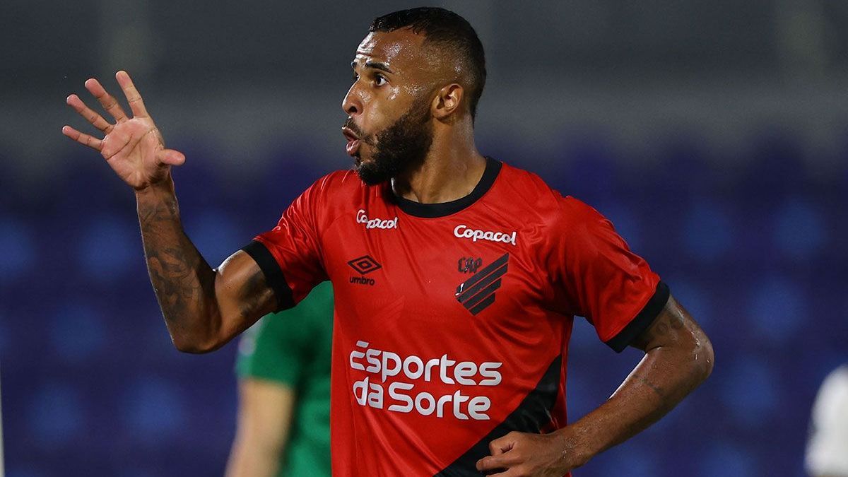 Alex Santana voltou a ser decisivo para o Athletico