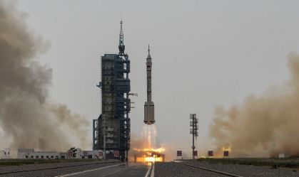 China envia primeiro astronauta civil ao espaço