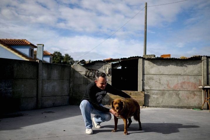 Leonel Costa e seu cão, Bobi, que completou 31 anos / PATRICIA DE MELO MOREIRA/AFP via Getty Images