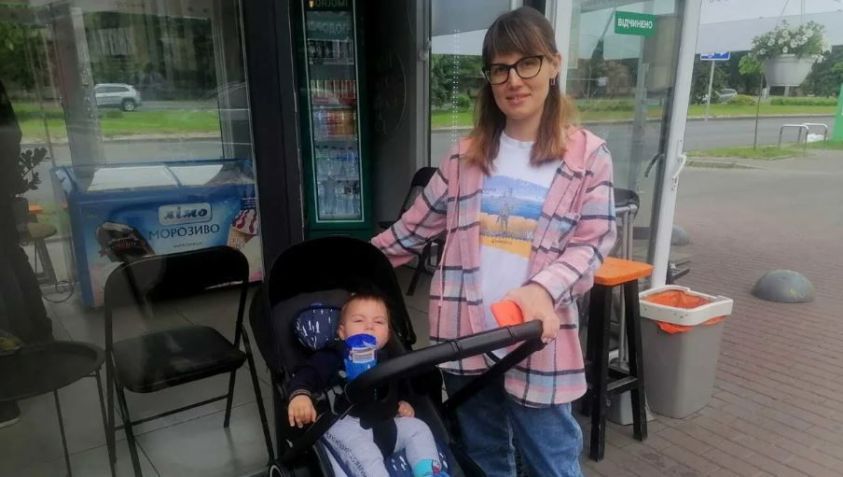 Liudmyla Kravchenko disse que sua família se escondeu no corredor durante o ataque na terça-feira. Julia Kesaieva/CNN