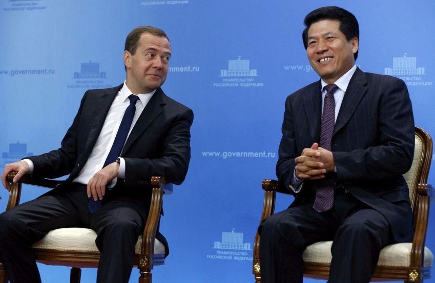 O então primeiro-ministro da Rússia, Dmitri Medvedev, com Li Hui. Laços entre China e Rússia são vistos com desconfiança pela Europa / RIA Novosti/Reuters