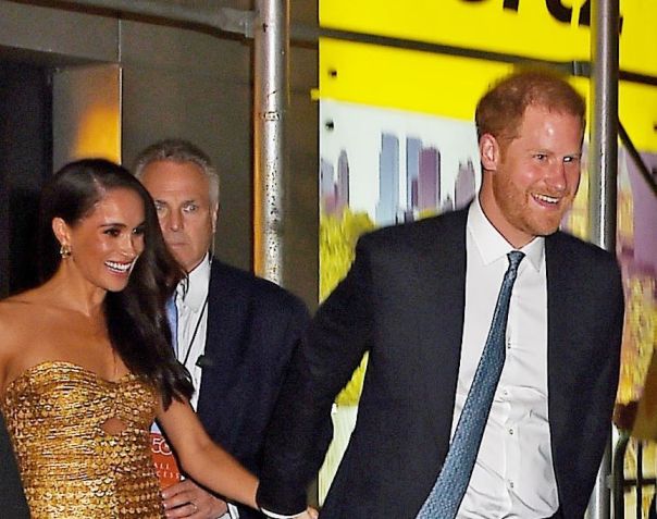 Megan e Harry deixam o Ziegfeld Ballroom pouco antes da perseguição dos paparazzi / MEGA/GC Images