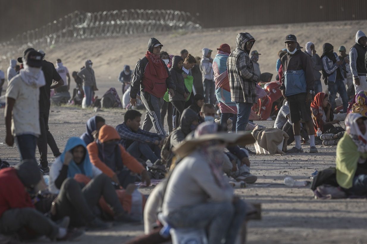 Migrantes aguardam a triagem para tentar asilo nos Estados Unidos / John Moore/Getty Images