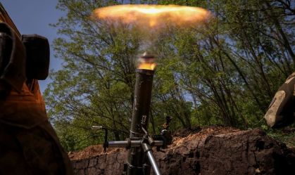 Militares ucranianos utilizam armamento em Bakhmut, Ucrânia