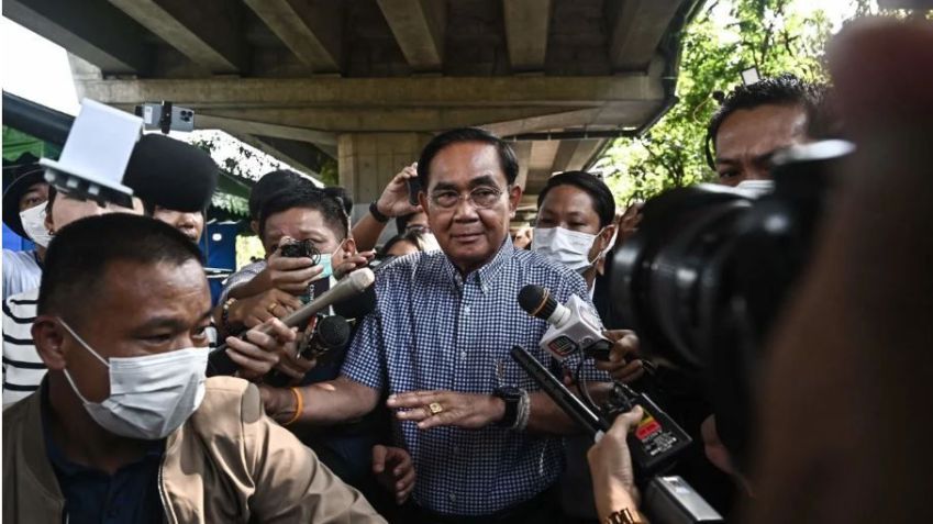 O primeiro-ministro tailandês e candidato do Partido das Nações Unidas da Tailândia, Prayut Chan-o-Cha, sai depois de votar em um posto de votação em Bangkok em 14 de maio de 2023. Lillian Suwanrumpha/AFP/Getty Images