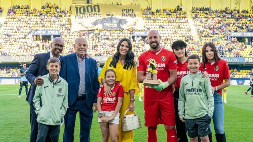 Pepe Reina é homenageado pelo Villarreal antes do duelo contra o Cádiz
