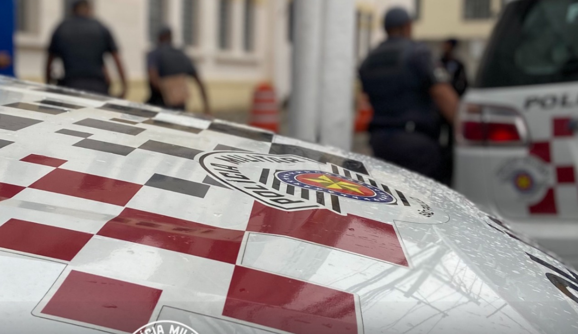 Criança de 6 anos morre após ser atingida por mochila com facas dentro